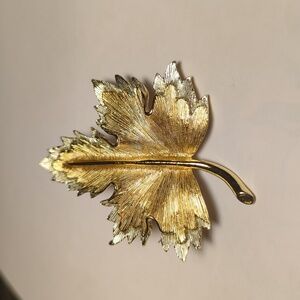 Sarah Coventry Brooch pin vintage gold and silver tone maple leaf